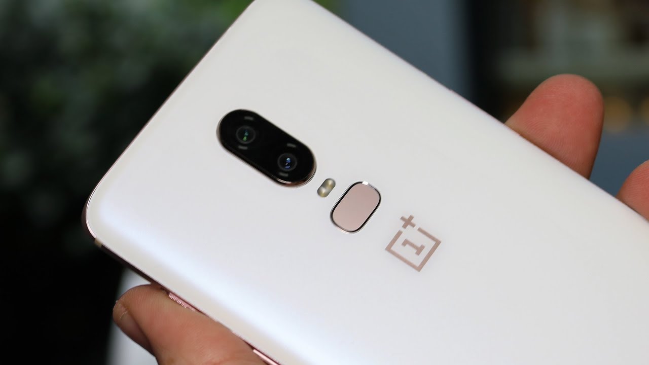 white OnePlus 6 phone 