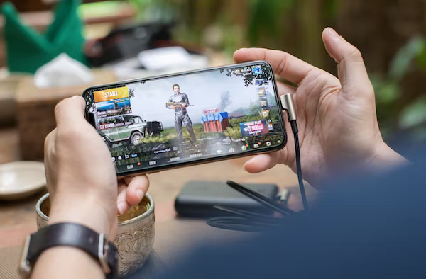 play-games-with-big-screen-smartphone