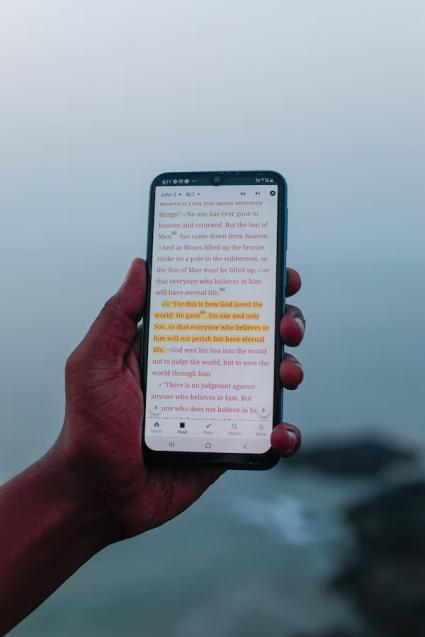 reading-on-big-screen-smartphone