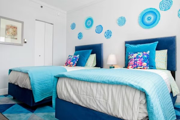 A room with two beds

AI-generated content may be incorrect.